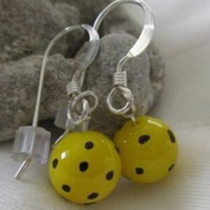 Boucles d'oreilles en argent avec balles de pickleball.