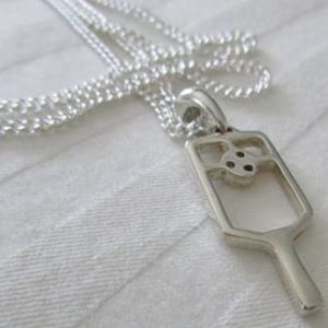 Image d’une chaîne en argent sterling avec pendentif balle de pickleball.