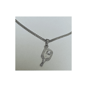 Chaîne de cou ajustable avec pendentif raquette de pickleball, où la balle est représentée par un diamant, bijou élégant et sportif.