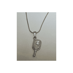 Chaîne de cou en étain avec pendentif raquette et balle de pickleball ornée d’un diamant, bijou élégant et sportif.