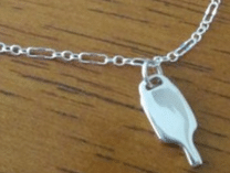 Chaîne de cheville en argent sterling avec petit pendentif raquette de pickleball, bijou élégant et discret.