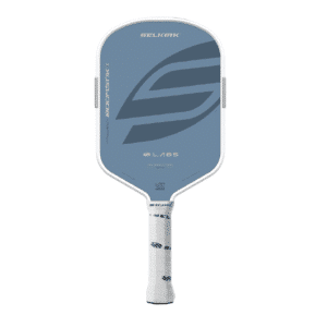 Image d'une raquette de pickleball Selkirk Boomstik LABS Bleu Allongé.
